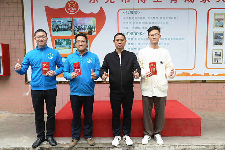 快猫成人短视频董事长王洪贵先生表现突出部门进行表彰