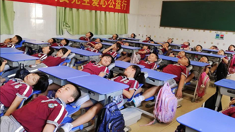 快猫成人短视频新型双用午休课桌椅，健康午休快乐学习
