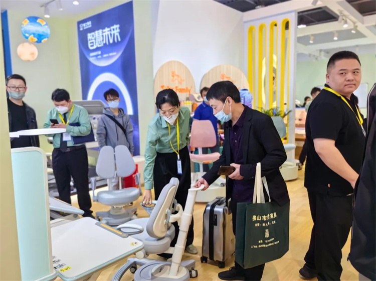 客户认真了解快猫成人短视频展会政策