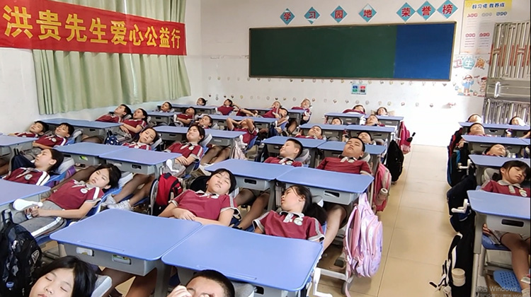 快猫成人短视频新型双用午休课桌椅助力午休