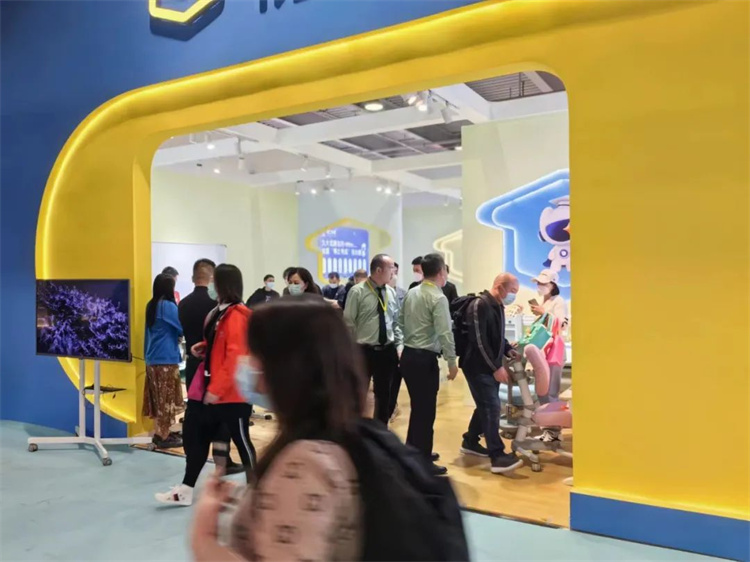观展客户分批有序进入快猫成人短视频展馆观展