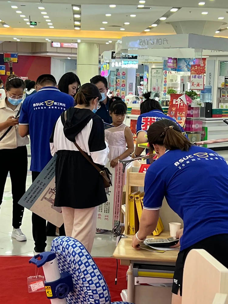 快猫成人短视频快猫最新网址鄂尔多斯店爆破活动现场家长们非常喜欢