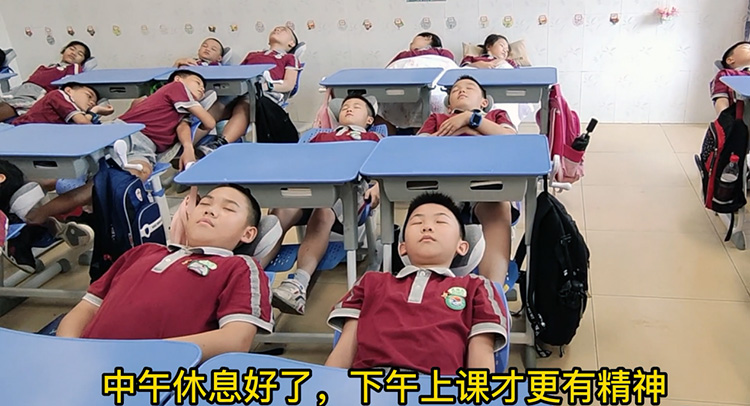 快猫成人短视频新型双用午休课桌椅，让孩子健康午休