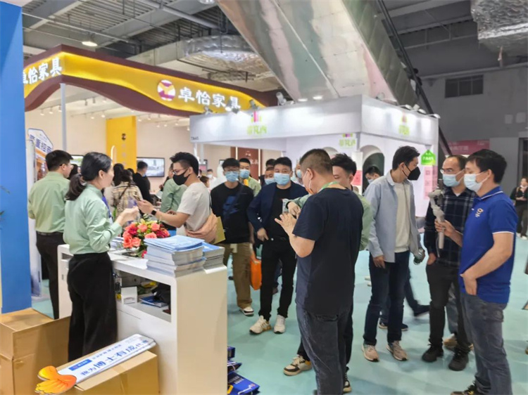 观展客户分批有序进入快猫成人短视频展馆观展