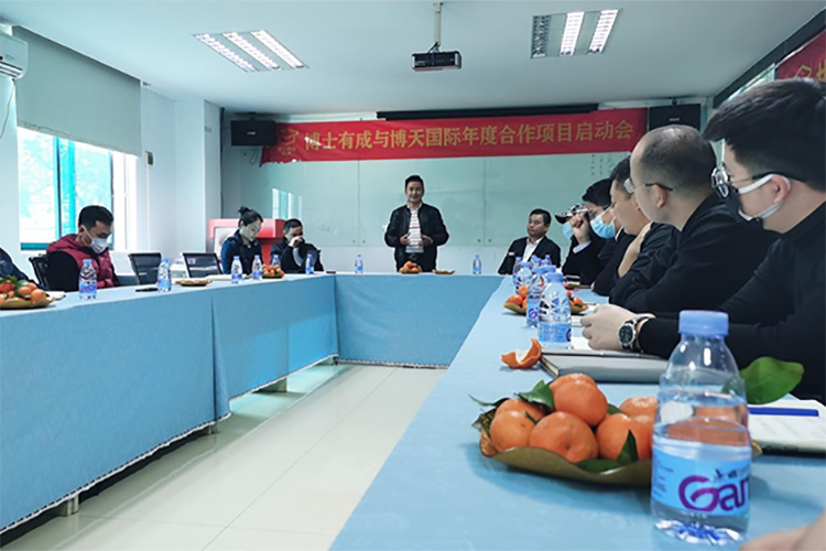 快猫成人短视频总经理刘显兵在会上发言