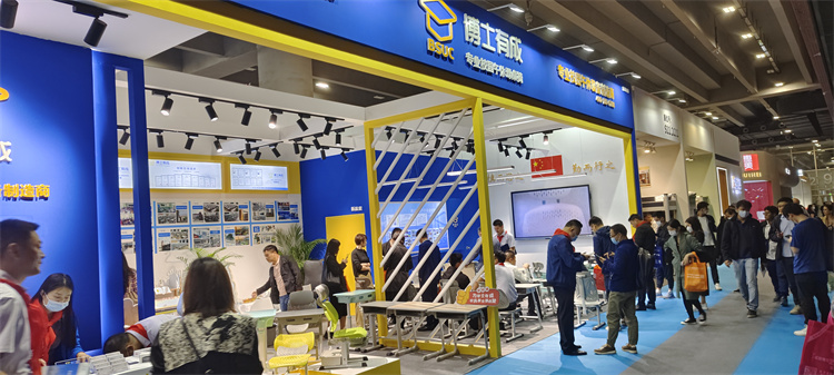 展会现场热闹非常，人来人往，络绎不绝