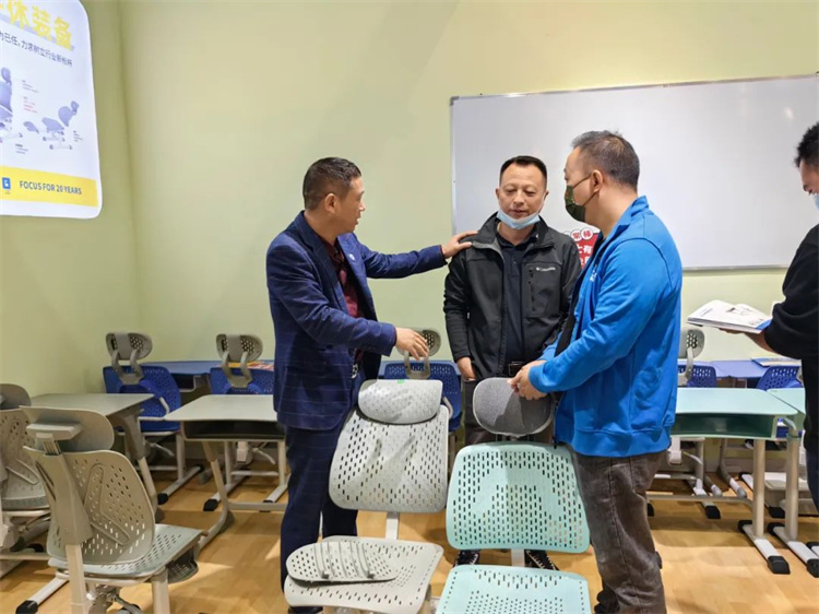 快猫成人短视频董事长王洪贵现场亲自为客户讲解产品
